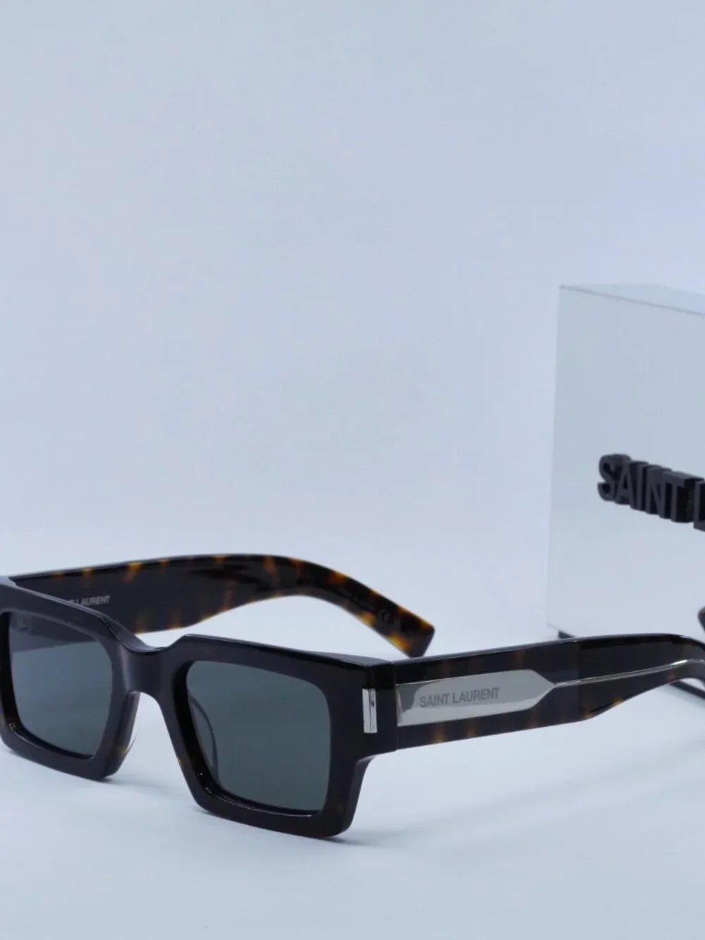 Saint Laurent model sl736